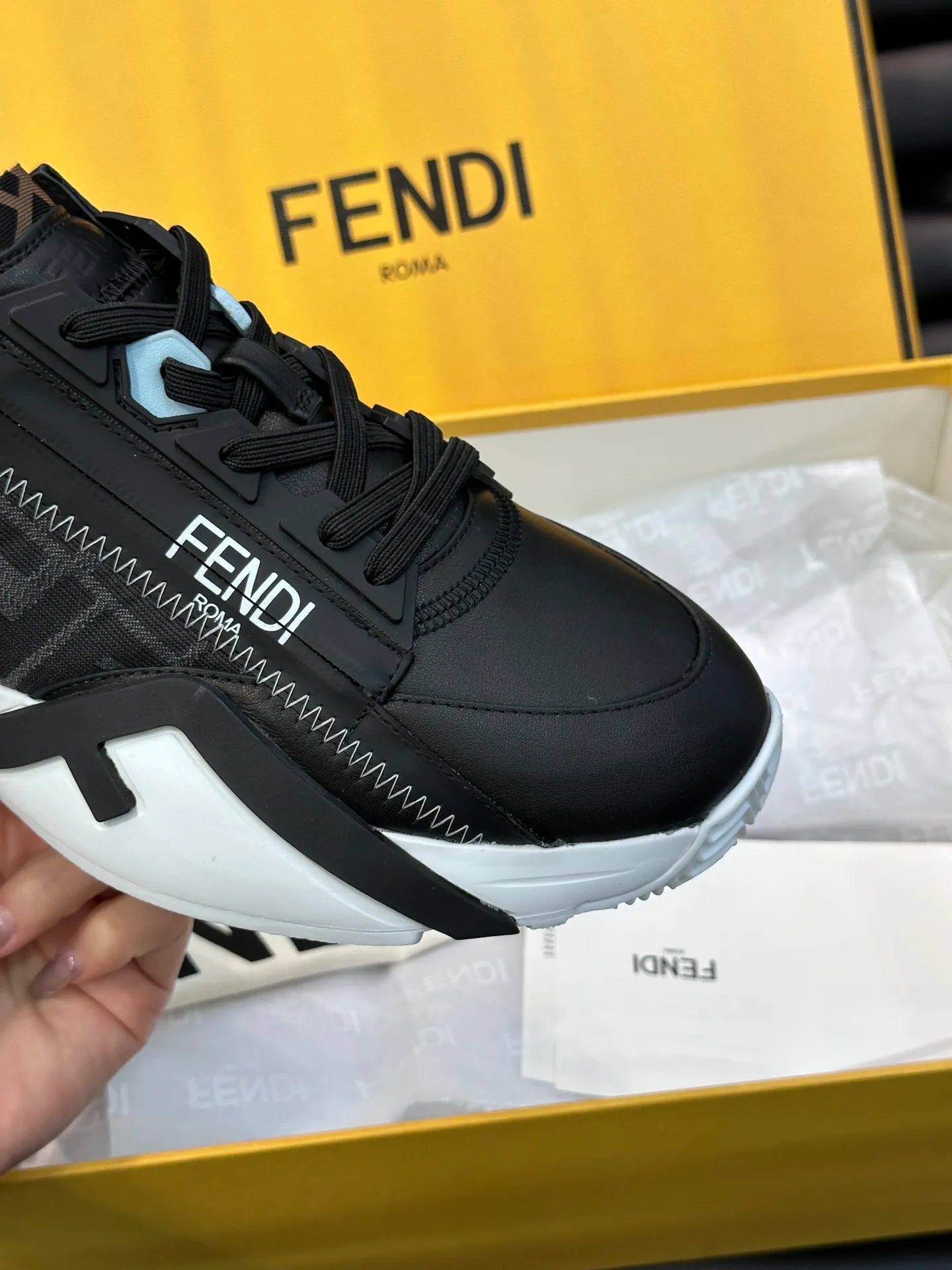 Men's shoes 💰p560 "Fend*" new men's casual sports shoes, equipped with elastic straps, side zippers, and corrugated soles engraved with F. Embossed Fendi Flow lettering on the heel. Made of technical fabric and a mix of blue and suede. Decorated with Lycra® details. FF graphic tongue. Ultra-light and wear-resistant EVA sole. Size: 38-44